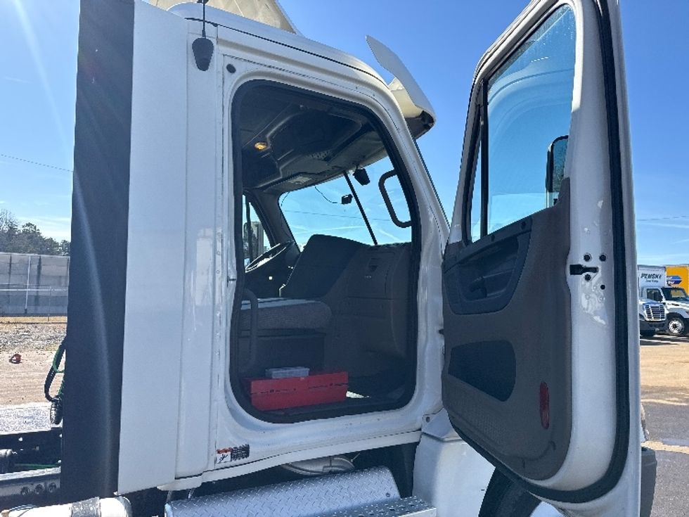 Day Cab Tractor-Heavy Duty Tractors-Freightliner-2018-Cascadia 12564ST-Mebane-NC-452,114\n\t\tmiles-$ 41,500 - Image 12