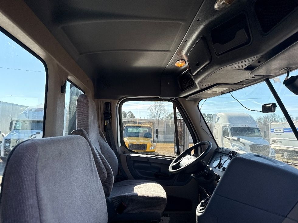 Day Cab Tractor-Heavy Duty Tractors-Freightliner-2018-Cascadia 12564ST-Mebane-NC-452,114\n\t\tmiles-$ 41,500 - Image 14