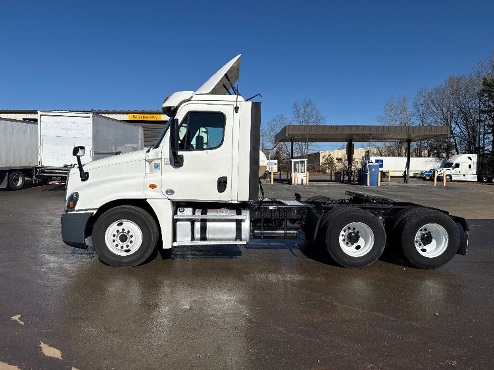 Day Cab Tractor-Heavy Duty Tractors-Freightliner-2018-Cascadia 12564ST-Mebane-NC-452,114\n\t\tmiles-$ 41,500 - Image 4