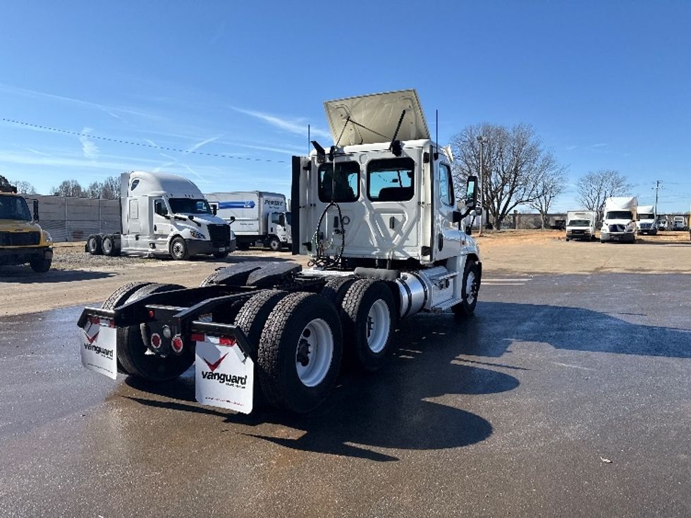 Day Cab Tractor-Heavy Duty Tractors-Freightliner-2018-Cascadia 12564ST-Mebane-NC-452,114\n\t\tmiles-$ 41,500 - Image 7
