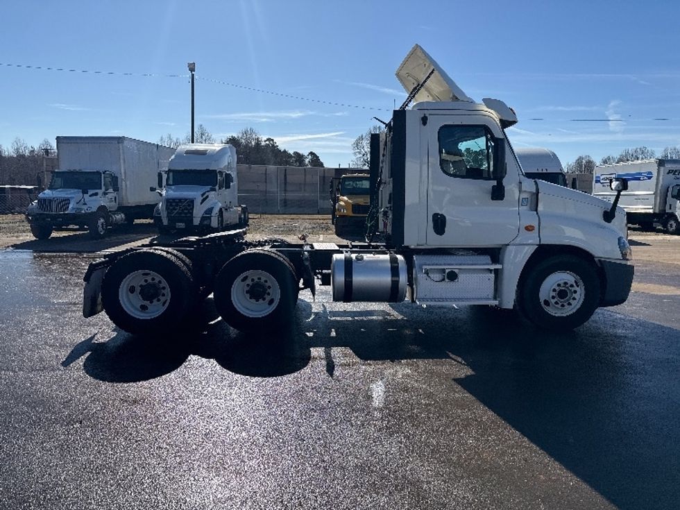 Day Cab Tractor-Heavy Duty Tractors-Freightliner-2018-Cascadia 12564ST-Mebane-NC-452,114\n\t\tmiles-$ 41,500 - Image 8