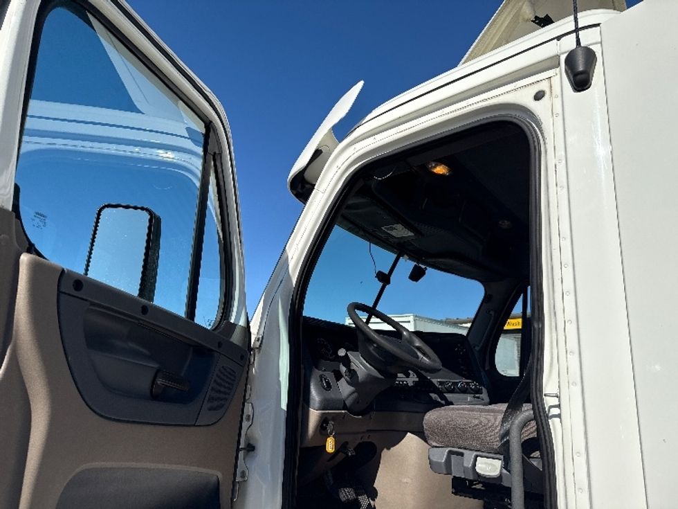 Day Cab Tractor-Heavy Duty Tractors-Freightliner-2018-Cascadia 12564ST-Mebane-NC-452,114\n\t\tmiles-$ 41,500 - Image 9