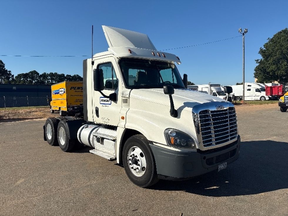 Day Cab Tractor-Heavy Duty Tractors-Freightliner-2018-Cascadia 12564ST-Mebane-NC-542,940\n\t\tmiles-$ 32,000 - Image 1