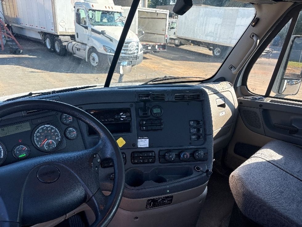 Day Cab Tractor-Heavy Duty Tractors-Freightliner-2018-Cascadia 12564ST-Mebane-NC-542,940\n\t\tmiles-$ 32,000 - Image 10