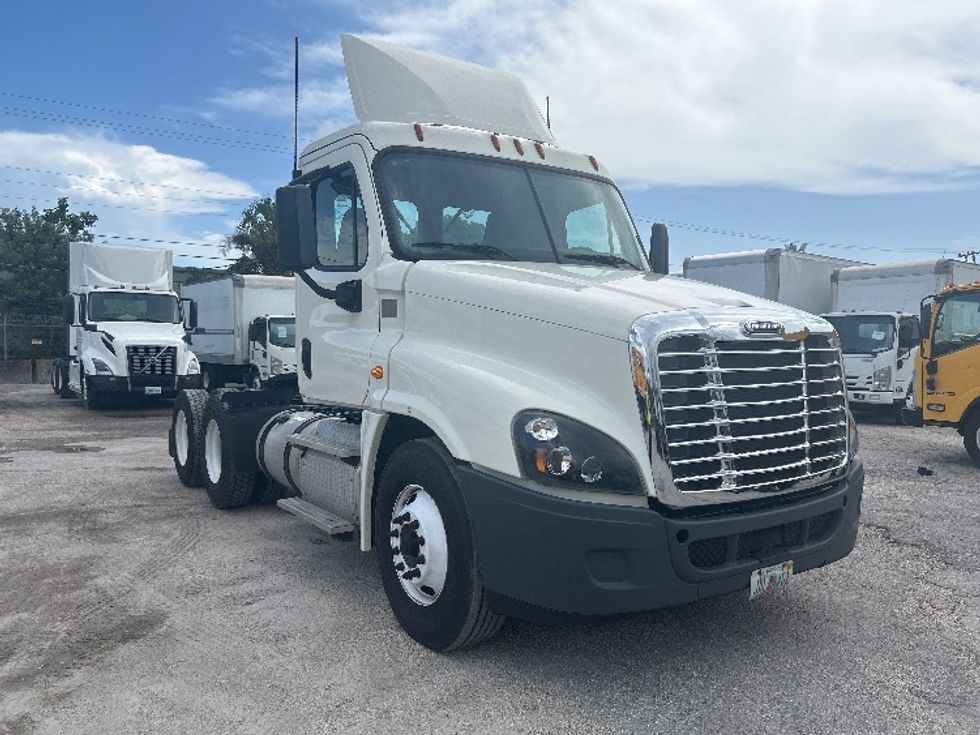 Day Cab Tractor-Heavy Duty Tractors-Freightliner-2018-Cascadia 12564ST-Medley-FL-113,200\n\t\tmiles-$ 44,250 - Image 1