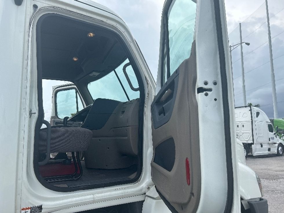Day Cab Tractor-Heavy Duty Tractors-Freightliner-2018-Cascadia 12564ST-Medley-FL-113,200\n\t\tmiles-$ 44,250 - Image 12