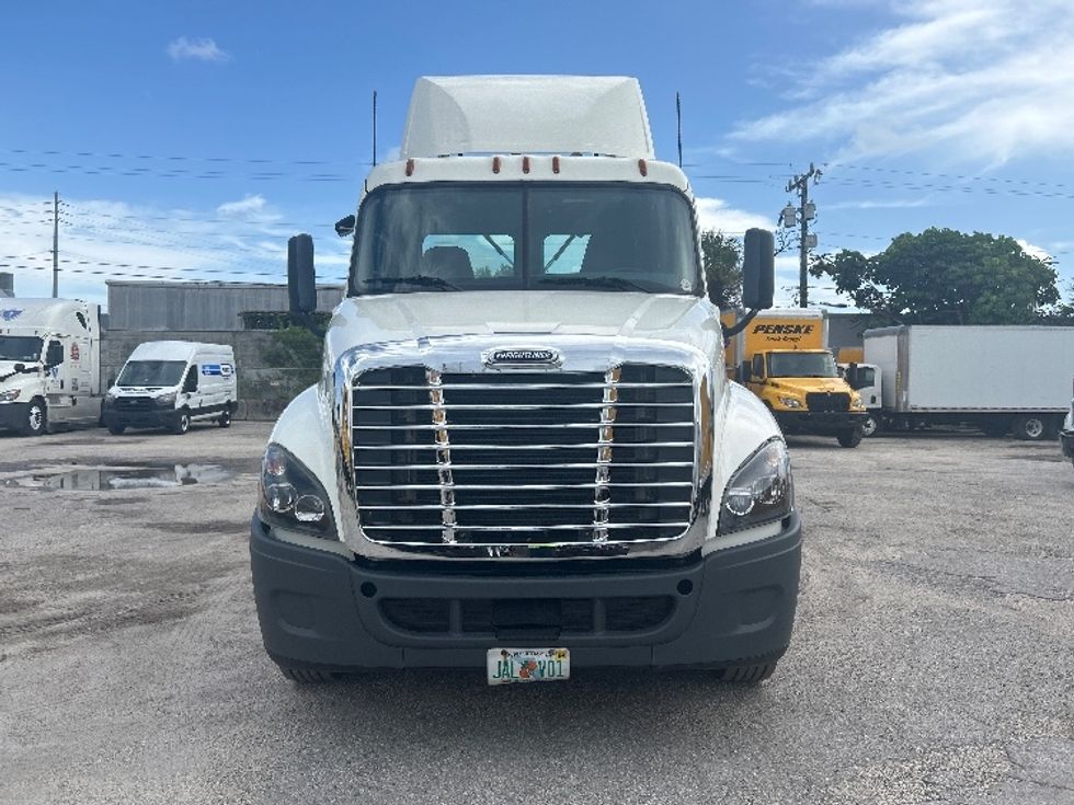 Day Cab Tractor-Heavy Duty Tractors-Freightliner-2018-Cascadia 12564ST-Medley-FL-113,200\n\t\tmiles-$ 44,250 - Image 2