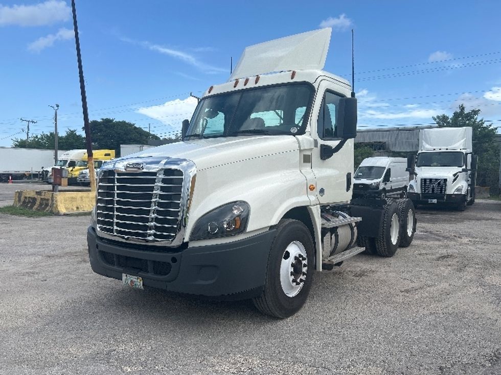 Day Cab Tractor-Heavy Duty Tractors-Freightliner-2018-Cascadia 12564ST-Medley-FL-113,200\n\t\tmiles-$ 44,250 - Image 3