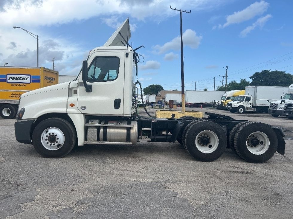 Day Cab Tractor-Heavy Duty Tractors-Freightliner-2018-Cascadia 12564ST-Medley-FL-113,200\n\t\tmiles-$ 44,250 - Image 4