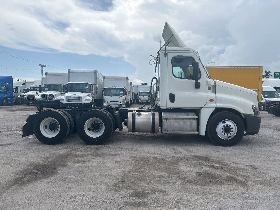 Day Cab Tractor-Heavy Duty Tractors-Freightliner-2018-Cascadia 12564ST-Medley-FL-113,200\n\t\tmiles-$ 44,250 - Image 8