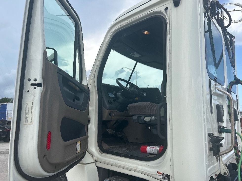 Day Cab Tractor-Heavy Duty Tractors-Freightliner-2018-Cascadia 12564ST-Medley-FL-113,200\n\t\tmiles-$ 44,250 - Image 9