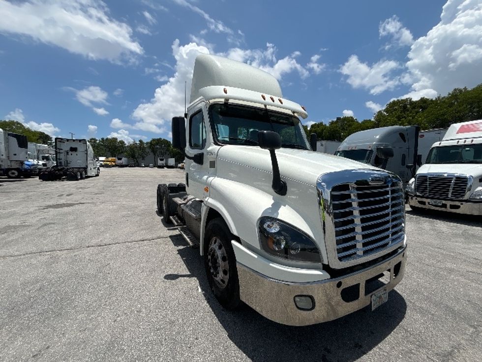 Day Cab Tractor-Heavy Duty Tractors-Freightliner-2018-Cascadia 12564ST-Medley-FL-512,424\n\t\tmiles-$ 39,000 - Image 1