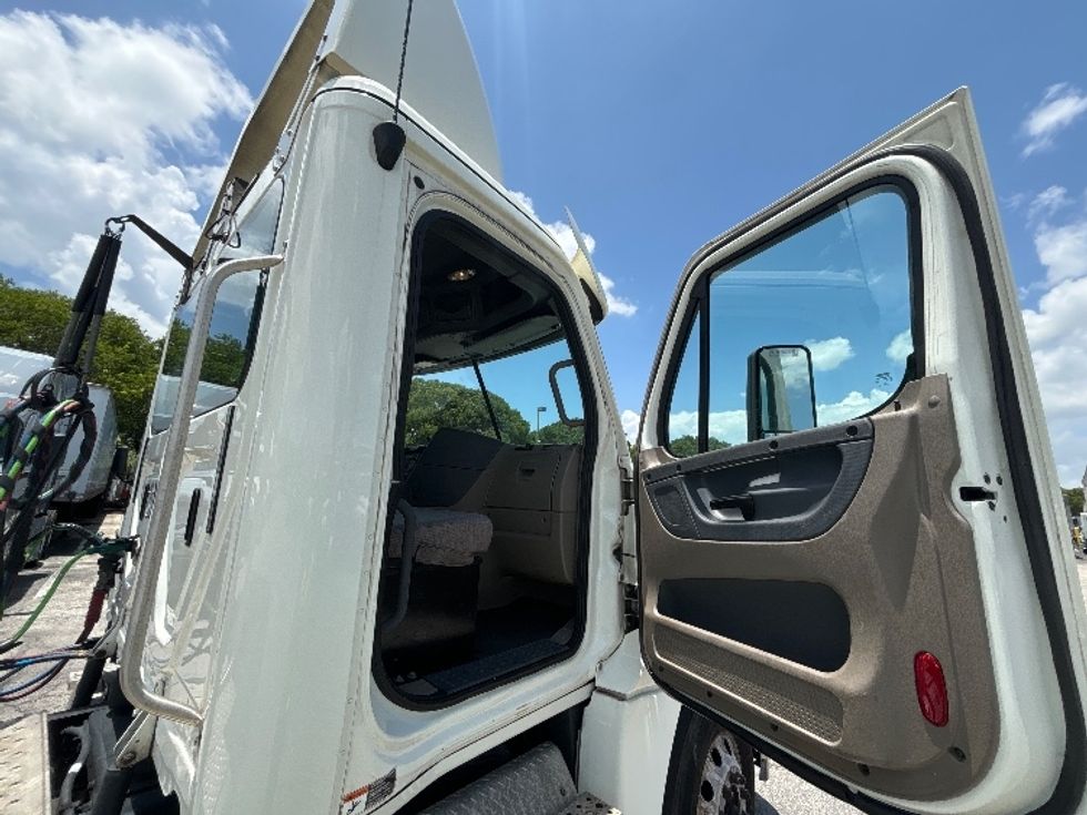 Day Cab Tractor-Heavy Duty Tractors-Freightliner-2018-Cascadia 12564ST-Medley-FL-512,424\n\t\tmiles-$ 39,000 - Image 12