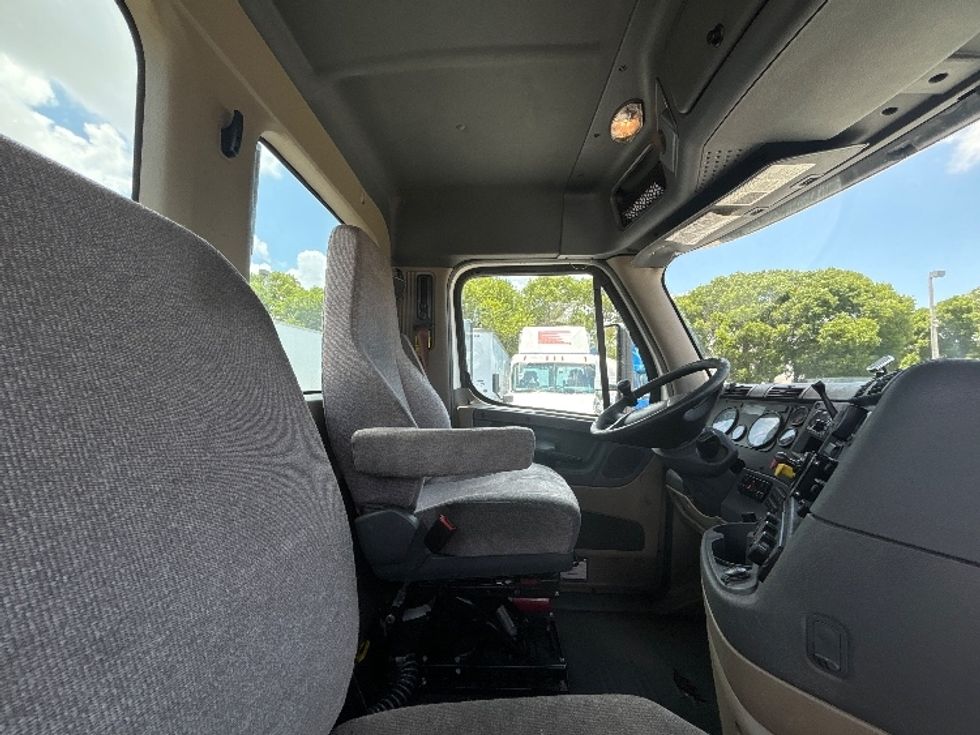 Day Cab Tractor-Heavy Duty Tractors-Freightliner-2018-Cascadia 12564ST-Medley-FL-512,424\n\t\tmiles-$ 39,000 - Image 14