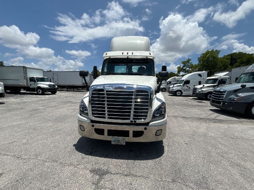Day Cab Tractor-Heavy Duty Tractors-Freightliner-2018-Cascadia 12564ST-Medley-FL-512,424\n\t\tmiles-$ 39,000 - Image 2