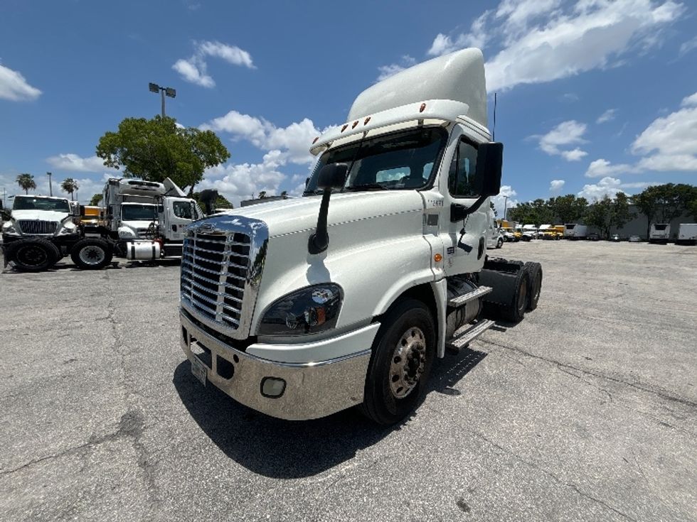 Day Cab Tractor-Heavy Duty Tractors-Freightliner-2018-Cascadia 12564ST-Medley-FL-512,424\n\t\tmiles-$ 39,000 - Image 3