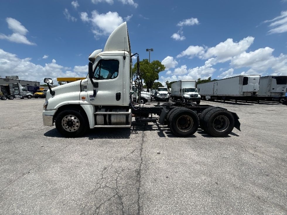 Day Cab Tractor-Heavy Duty Tractors-Freightliner-2018-Cascadia 12564ST-Medley-FL-512,424\n\t\tmiles-$ 39,000 - Image 4