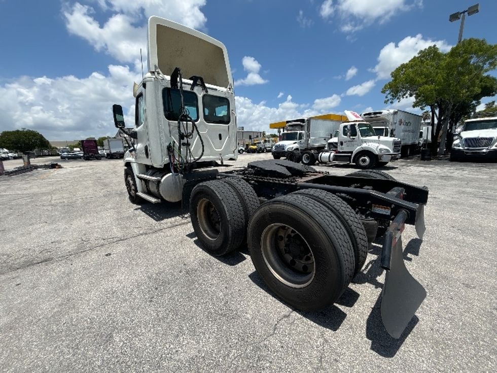 Day Cab Tractor-Heavy Duty Tractors-Freightliner-2018-Cascadia 12564ST-Medley-FL-512,424\n\t\tmiles-$ 39,000 - Image 5