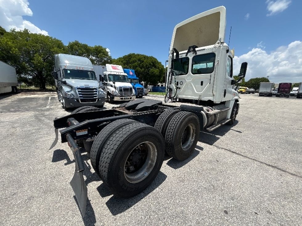 Day Cab Tractor-Heavy Duty Tractors-Freightliner-2018-Cascadia 12564ST-Medley-FL-512,424\n\t\tmiles-$ 39,000 - Image 7