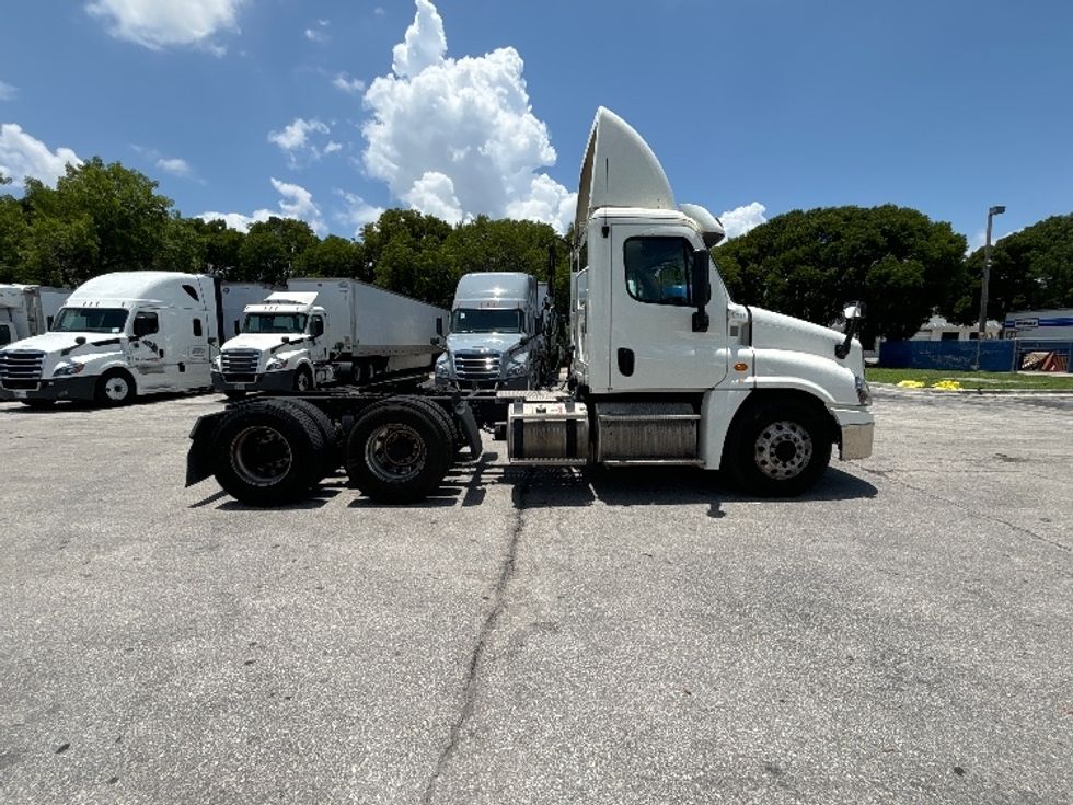 Day Cab Tractor-Heavy Duty Tractors-Freightliner-2018-Cascadia 12564ST-Medley-FL-512,424\n\t\tmiles-$ 39,000 - Image 8