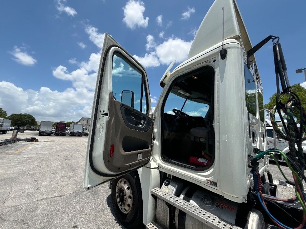 Day Cab Tractor-Heavy Duty Tractors-Freightliner-2018-Cascadia 12564ST-Medley-FL-512,424\n\t\tmiles-$ 39,000 - Image 9