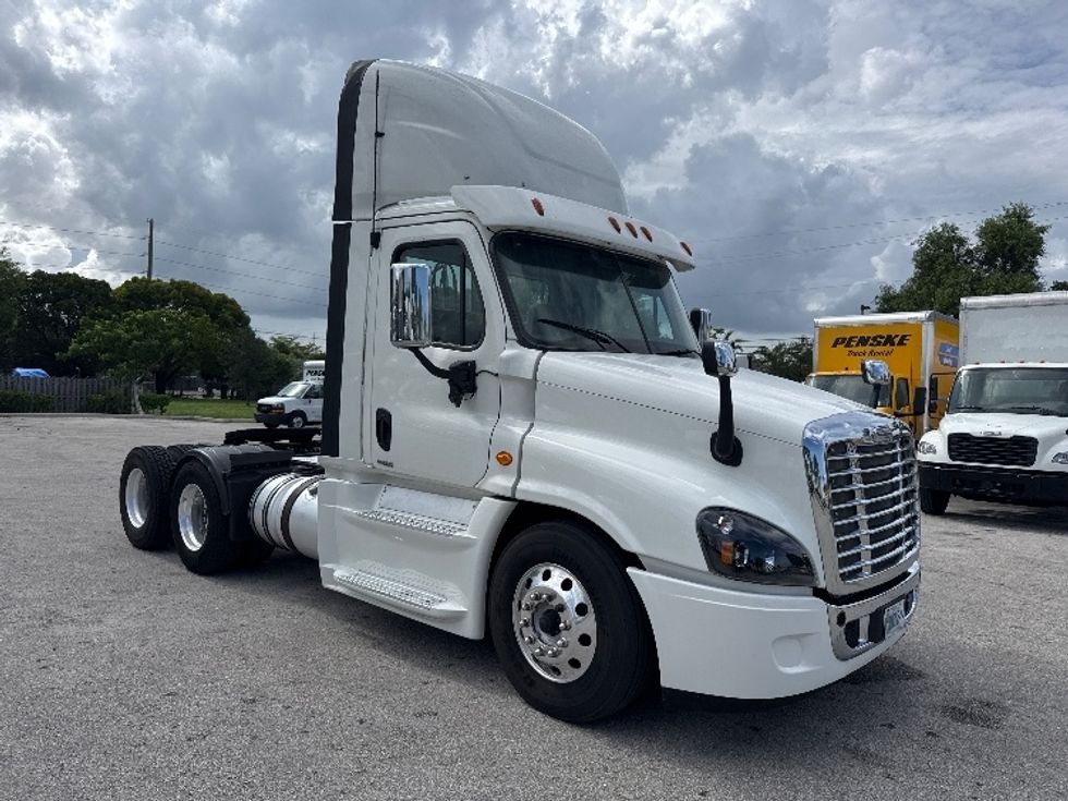 Day Cab Tractor-Heavy Duty Tractors-Freightliner-2018-Cascadia 12564ST-Medley-FL-596,117\n\t\tmiles-$ 29,000 - Image 1