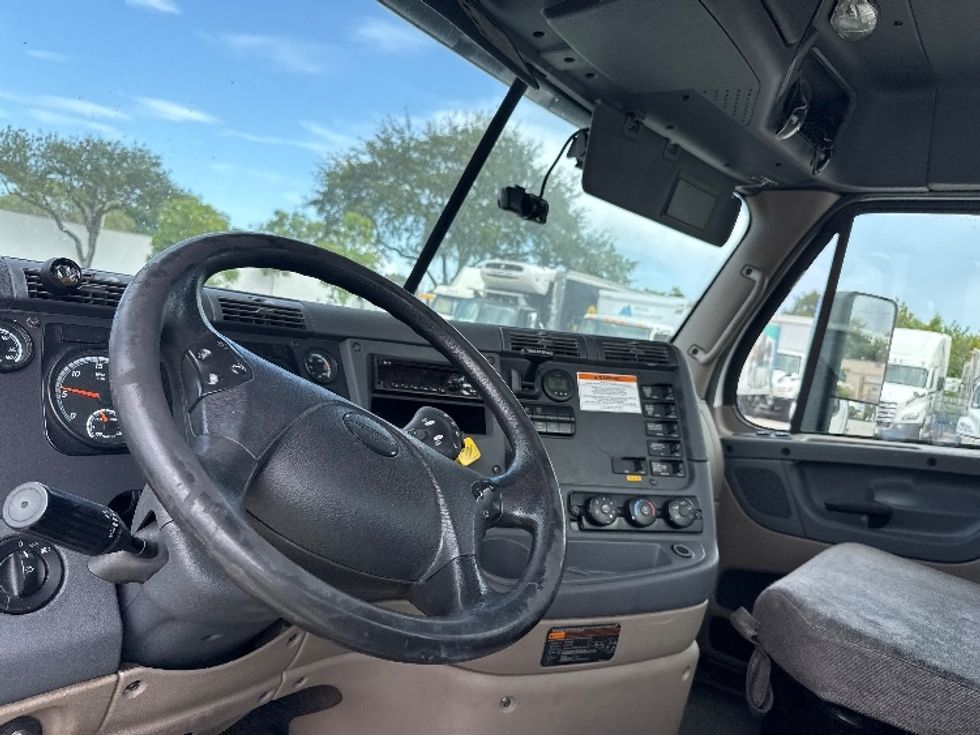 Day Cab Tractor-Heavy Duty Tractors-Freightliner-2018-Cascadia 12564ST-Medley-FL-596,117\n\t\tmiles-$ 29,000 - Image 10