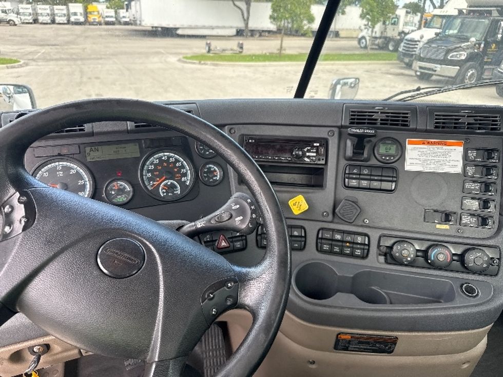 Day Cab Tractor-Heavy Duty Tractors-Freightliner-2018-Cascadia 12564ST-Medley-FL-596,117\n\t\tmiles-$ 29,000 - Image 11