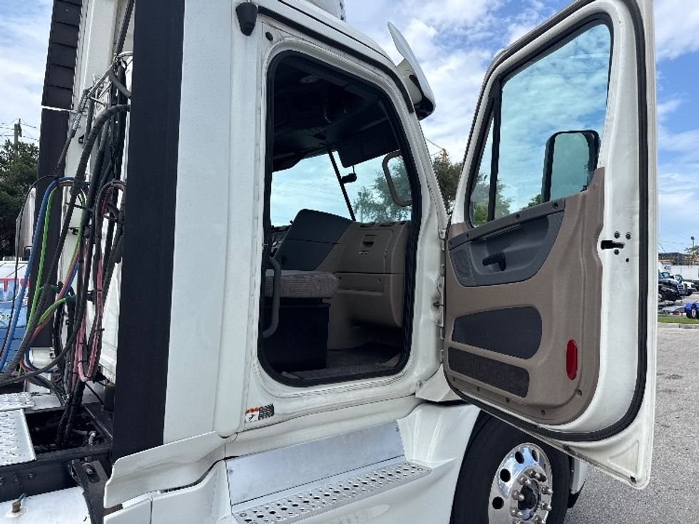 Day Cab Tractor-Heavy Duty Tractors-Freightliner-2018-Cascadia 12564ST-Medley-FL-596,117\n\t\tmiles-$ 29,000 - Image 12