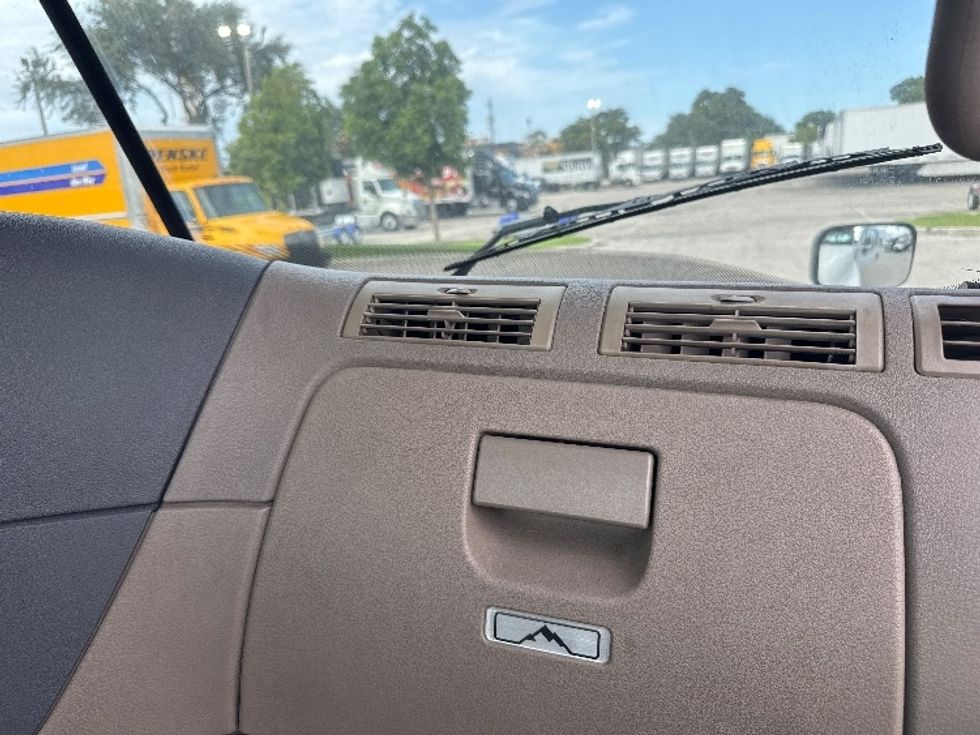 Day Cab Tractor-Heavy Duty Tractors-Freightliner-2018-Cascadia 12564ST-Medley-FL-596,117\n\t\tmiles-$ 29,000 - Image 13