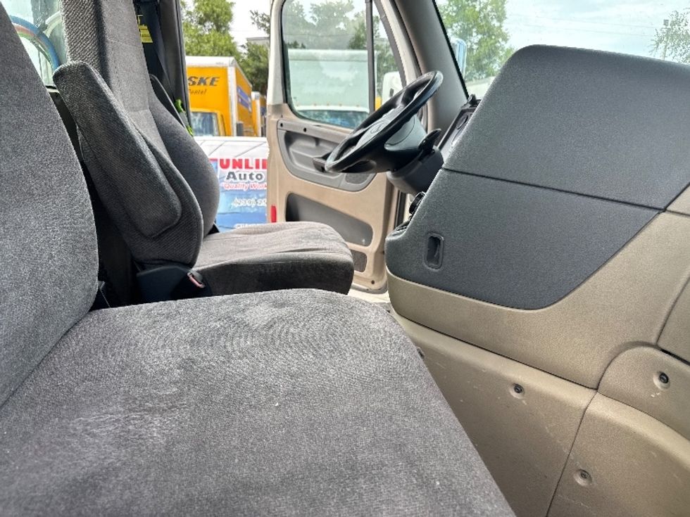 Day Cab Tractor-Heavy Duty Tractors-Freightliner-2018-Cascadia 12564ST-Medley-FL-596,117\n\t\tmiles-$ 29,000 - Image 14