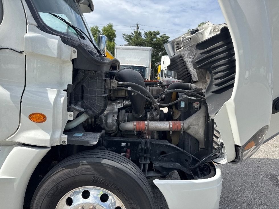Day Cab Tractor-Heavy Duty Tractors-Freightliner-2018-Cascadia 12564ST-Medley-FL-596,117\n\t\tmiles-$ 29,000 - Image 15
