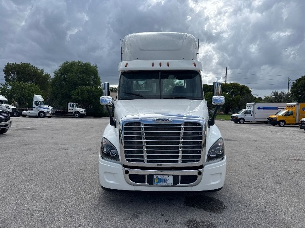Day Cab Tractor-Heavy Duty Tractors-Freightliner-2018-Cascadia 12564ST-Medley-FL-596,117\n\t\tmiles-$ 29,000 - Image 2