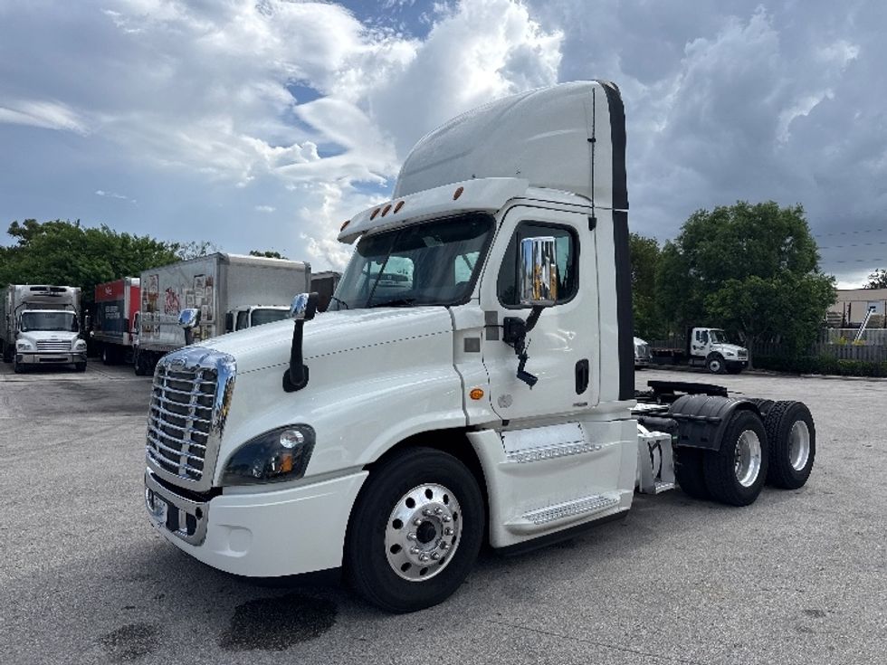 Day Cab Tractor-Heavy Duty Tractors-Freightliner-2018-Cascadia 12564ST-Medley-FL-596,117\n\t\tmiles-$ 29,000 - Image 3