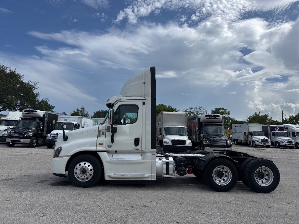 Day Cab Tractor-Heavy Duty Tractors-Freightliner-2018-Cascadia 12564ST-Medley-FL-596,117\n\t\tmiles-$ 29,000 - Image 4