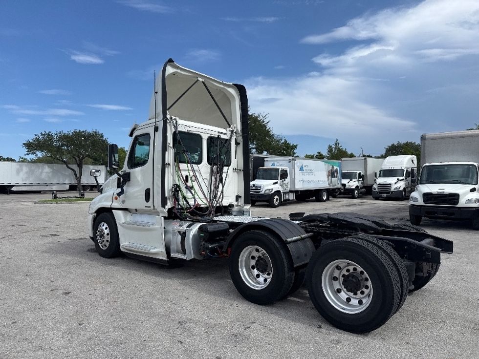 Day Cab Tractor-Heavy Duty Tractors-Freightliner-2018-Cascadia 12564ST-Medley-FL-596,117\n\t\tmiles-$ 29,000 - Image 5