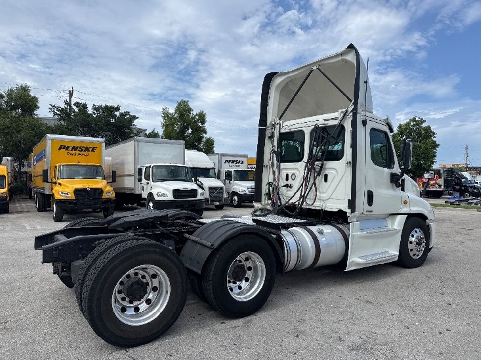 Day Cab Tractor-Heavy Duty Tractors-Freightliner-2018-Cascadia 12564ST-Medley-FL-596,117\n\t\tmiles-$ 29,000 - Image 7