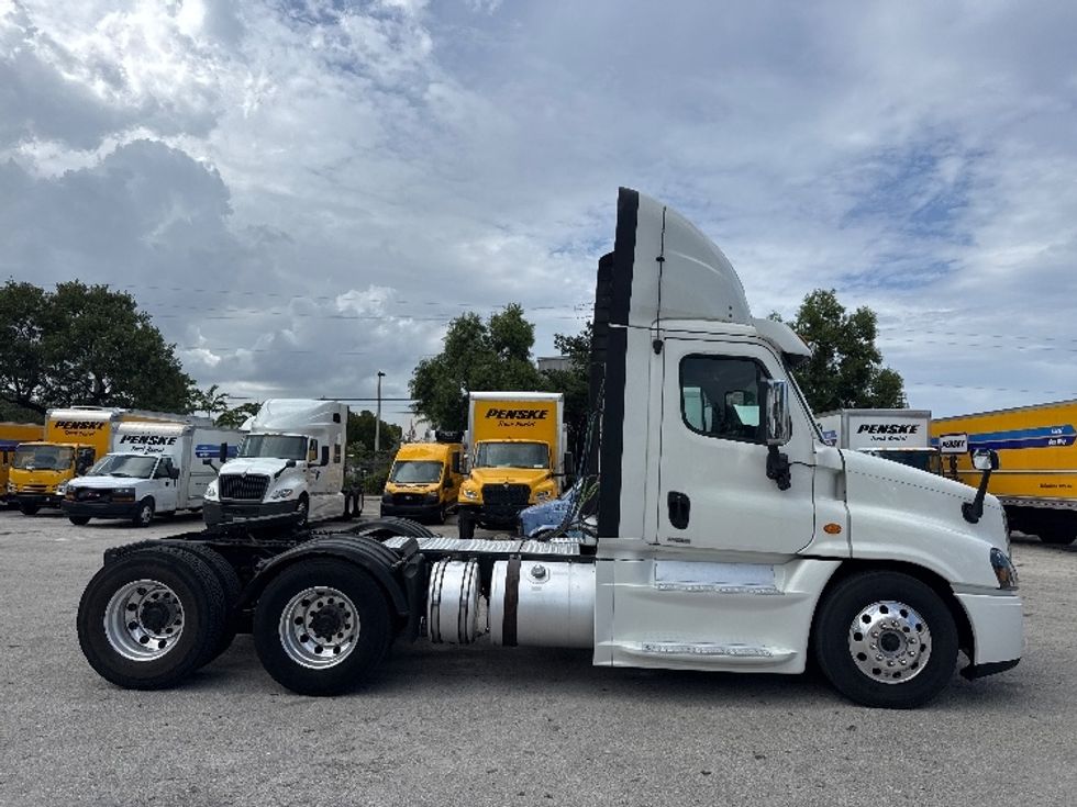Day Cab Tractor-Heavy Duty Tractors-Freightliner-2018-Cascadia 12564ST-Medley-FL-596,117\n\t\tmiles-$ 29,000 - Image 8