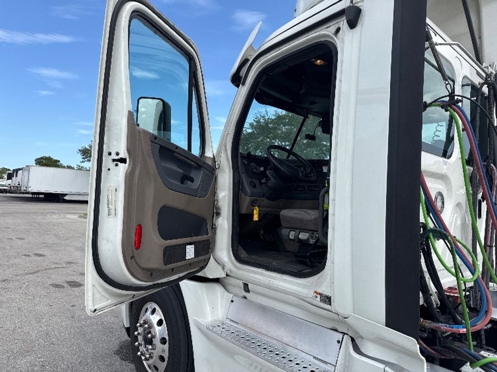 Day Cab Tractor-Heavy Duty Tractors-Freightliner-2018-Cascadia 12564ST-Medley-FL-596,117\n\t\tmiles-$ 29,000 - Image 9