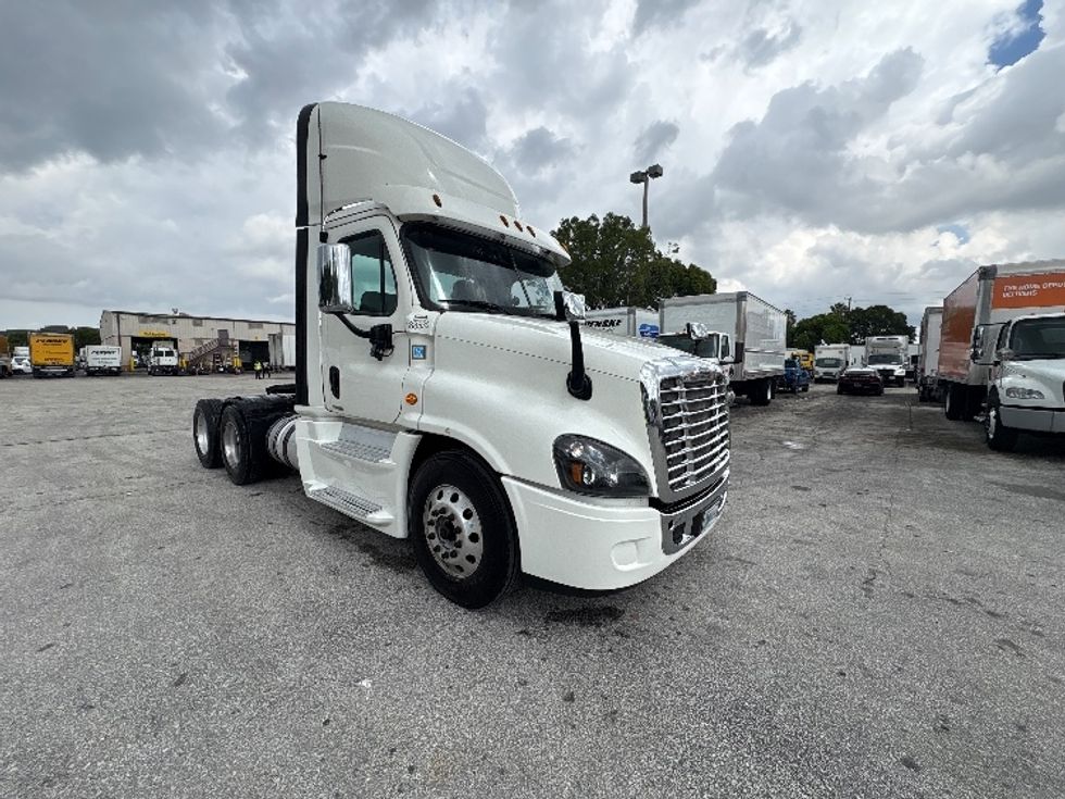 2020 Freightliner Cascadia 126" Day cab photo 16