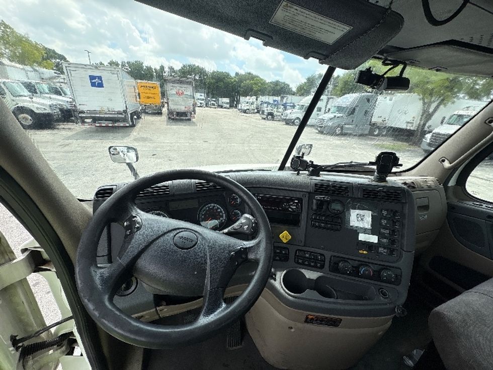 Day Cab Tractor-Heavy Duty Tractors-Freightliner-2018-Cascadia 12564ST-Medley-FL-705,912\n\t\tmiles-$ 22,250 - Image 11