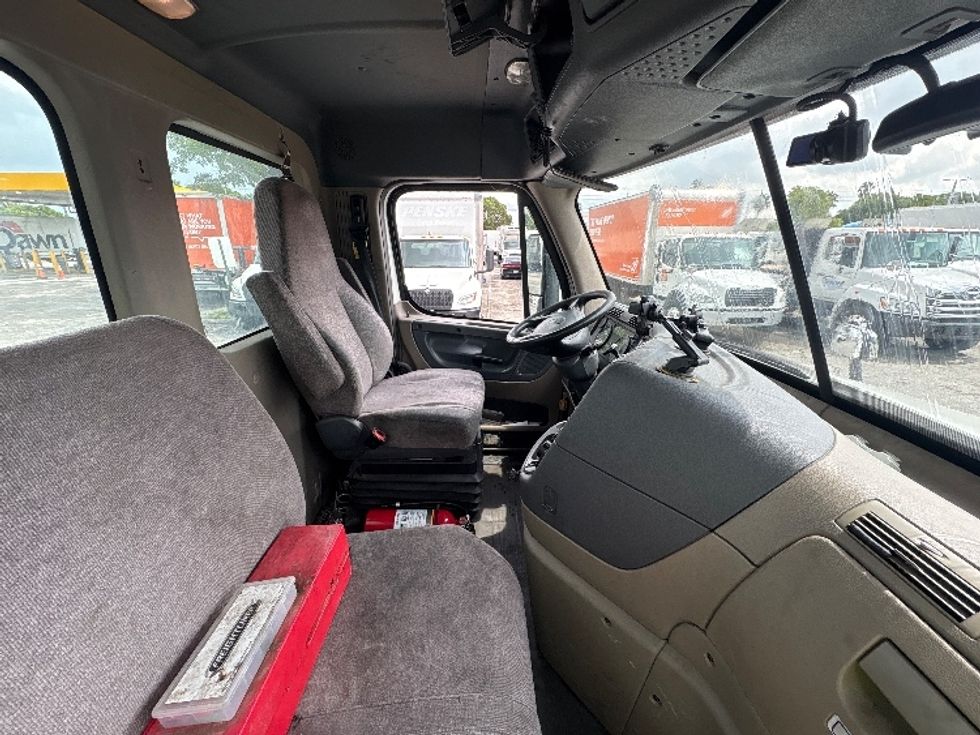 Day Cab Tractor-Heavy Duty Tractors-Freightliner-2018-Cascadia 12564ST-Medley-FL-705,912\n\t\tmiles-$ 22,250 - Image 14