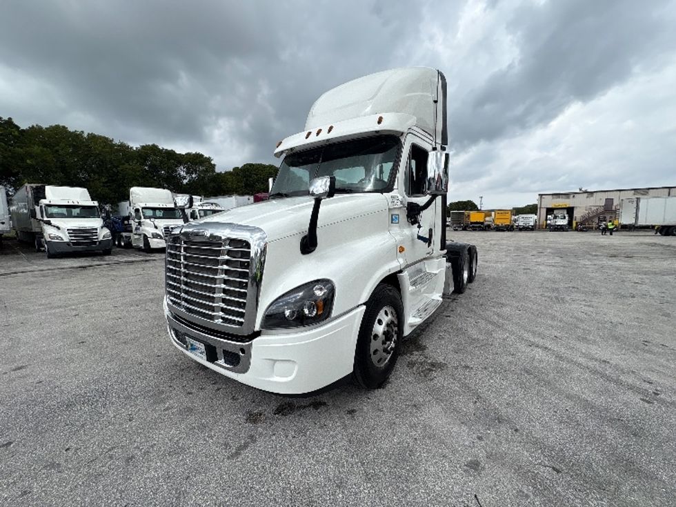 Day Cab Tractor-Heavy Duty Tractors-Freightliner-2018-Cascadia 12564ST-Medley-FL-705,912\n\t\tmiles-$ 22,250 - Image 3