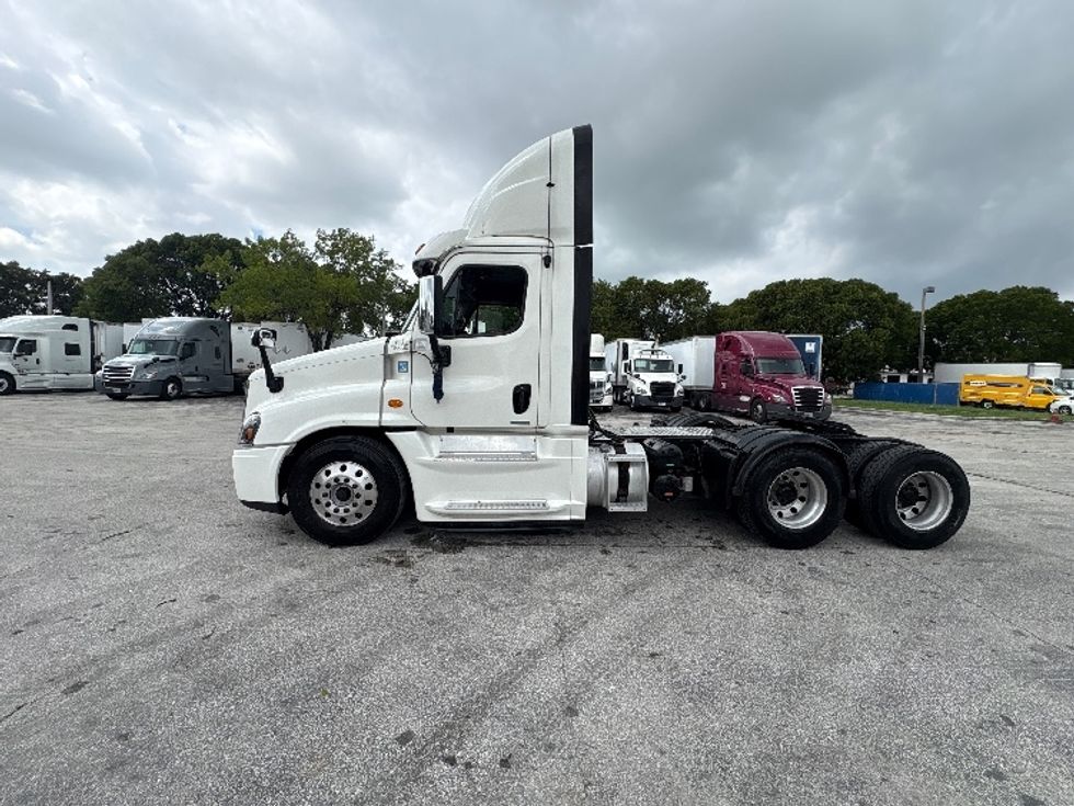 Day Cab Tractor-Heavy Duty Tractors-Freightliner-2018-Cascadia 12564ST-Medley-FL-705,912\n\t\tmiles-$ 22,250 - Image 4