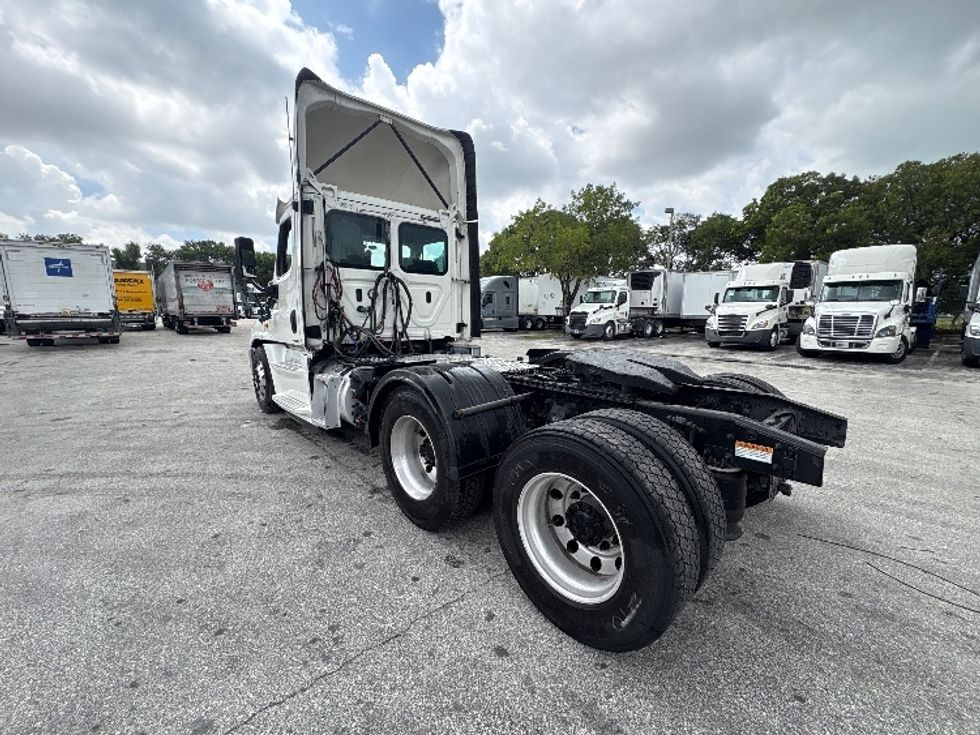 Day Cab Tractor-Heavy Duty Tractors-Freightliner-2018-Cascadia 12564ST-Medley-FL-705,912\n\t\tmiles-$ 22,250 - Image 5