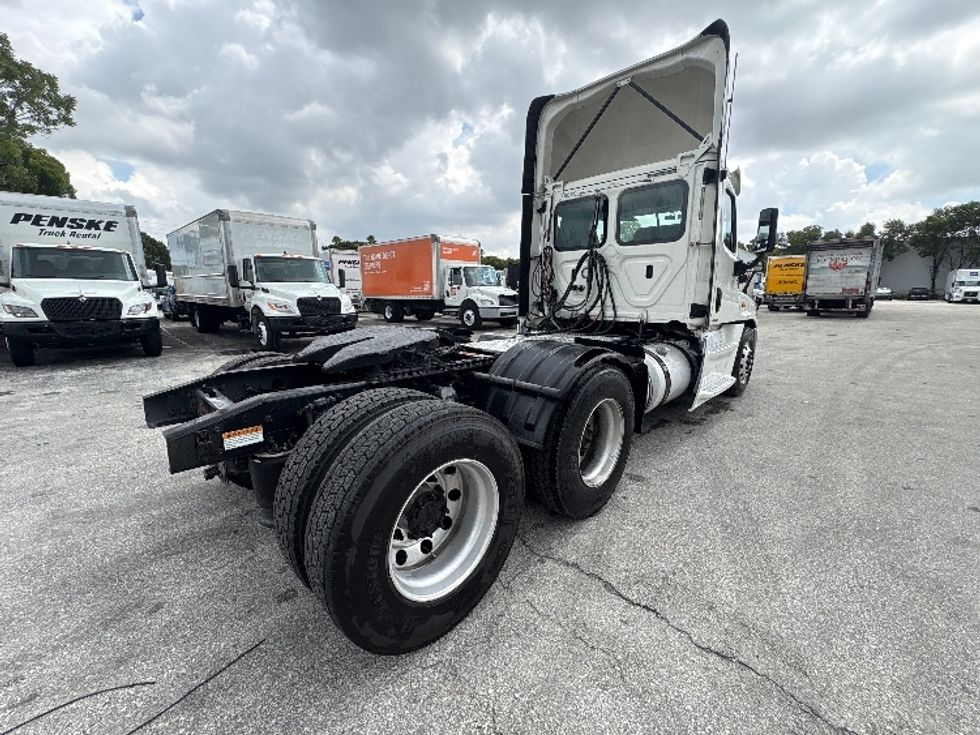Day Cab Tractor-Heavy Duty Tractors-Freightliner-2018-Cascadia 12564ST-Medley-FL-705,912\n\t\tmiles-$ 22,250 - Image 7