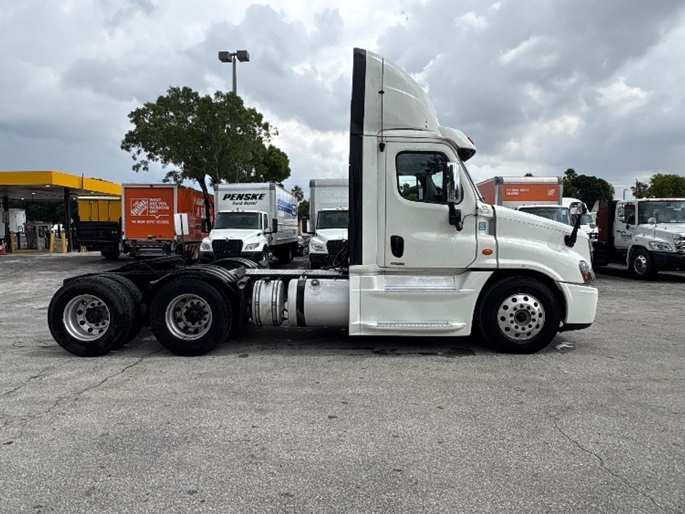 Day Cab Tractor-Heavy Duty Tractors-Freightliner-2018-Cascadia 12564ST-Medley-FL-705,912\n\t\tmiles-$ 22,250 - Image 8