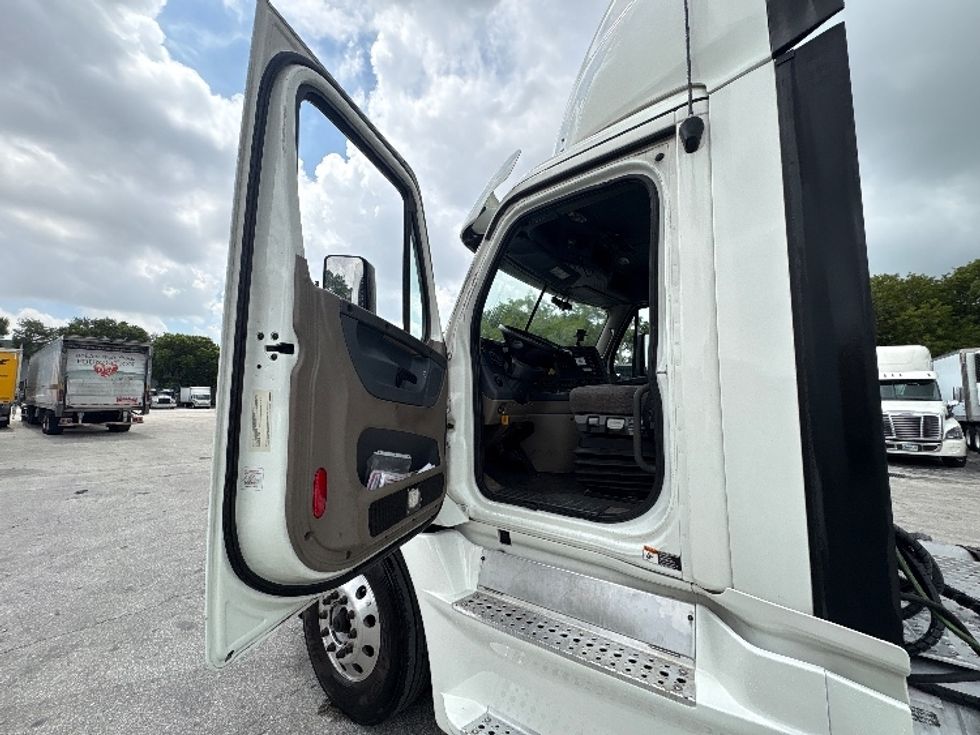 Day Cab Tractor-Heavy Duty Tractors-Freightliner-2018-Cascadia 12564ST-Medley-FL-705,912\n\t\tmiles-$ 22,250 - Image 9