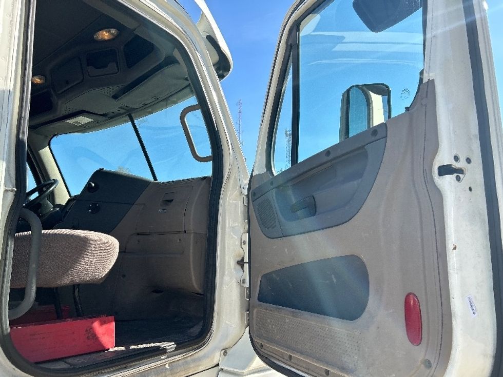 Day Cab Tractor-Heavy Duty Tractors-Freightliner-2018-Cascadia 12564ST-Memphis-TN-363,412\n\t\tmiles-$ 43,000 - Image 12