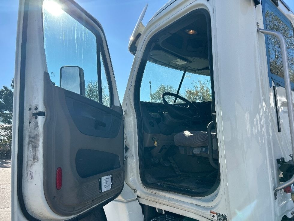 Day Cab Tractor-Heavy Duty Tractors-Freightliner-2018-Cascadia 12564ST-Memphis-TN-363,412\n\t\tmiles-$ 43,000 - Image 9